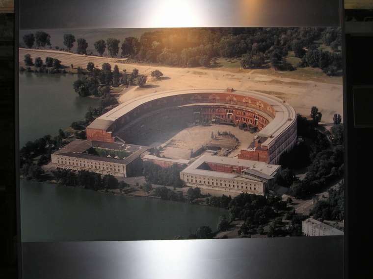 Foto dokumentanho centra nacistick strany - kongresov haly, ve kterm bylo ono muzeum
[760×570 – 0 kB]