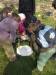 Další soutěž. Děti se pokouší vyzvednou kus alobalu s ouškem pomocí dalšího udělátka.